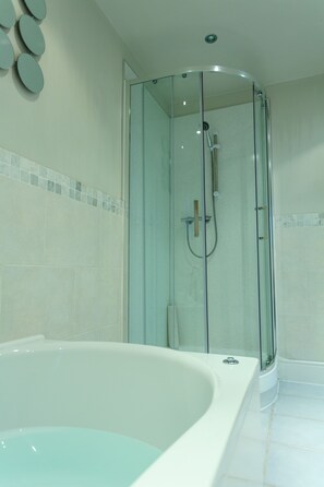 Exclusive Apartment (incl. cleaning fee) | Bathroom | Separate bathtub and shower, hair dryer, towels - Kings Apartment (Chester)