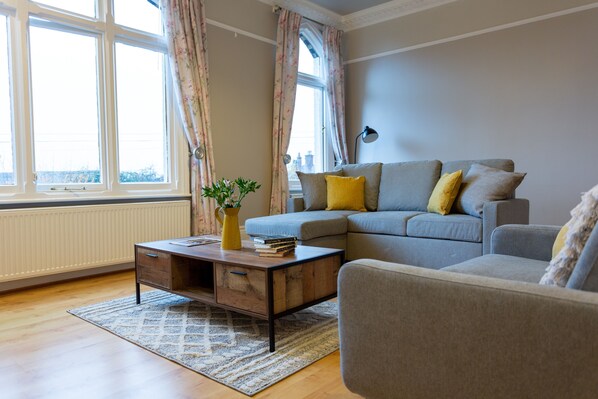 Exclusive Apartment (incl. cleaning fee) | Living area | 40-inch flat-screen TV with digital channels, TV, fireplace