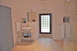 Dusche, Haartrockner, Handtücher, Toilettenpapier