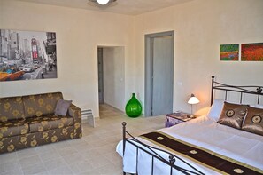 3 bedrooms, iron/ironing board, travel cot, free WiFi - Modern trulli, 3 bedrooms, air conditioning, private swimming pool, pétanque court. (Castellana Grotte)