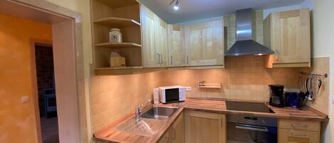 Geladeira, micro-ondas, fogão, lava-louças