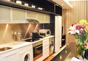 スタンダード ダブルルーム | 専用キッチン | 大型冷蔵庫、電子レンジ、オーブン、コンロ