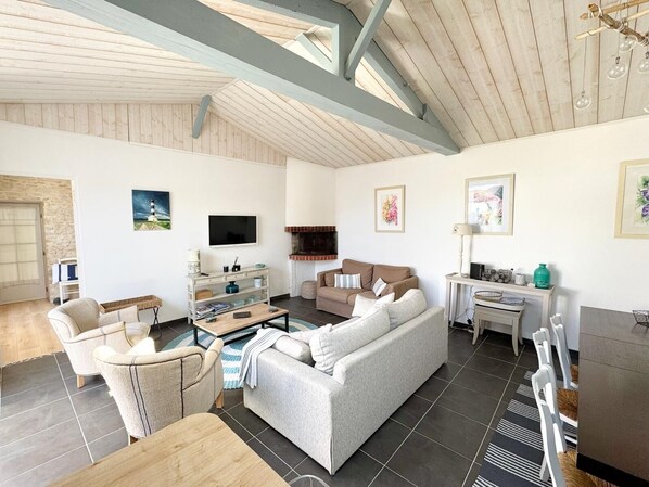 Télévision, cheminée