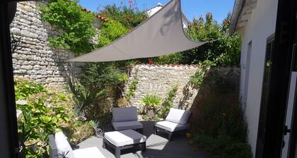 200m from beaches and shops: Charming country house with garden and swimming pool