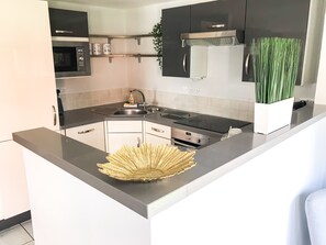 Fridge, microwave, oven, stovetop - Violet's Corner:  Luxury Swindon Town Apartment: (Swindon)