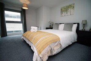 1 bedroom, desk, iron/ironing board, travel crib - Violet's Corner:  Luxury Swindon Town Apartment: (Swindon)