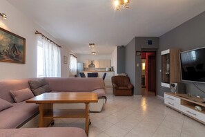 TV - ANTONIO, 2-bedroom apartment with splendid view, OKRUG GORNJI (Okrug Gornji)