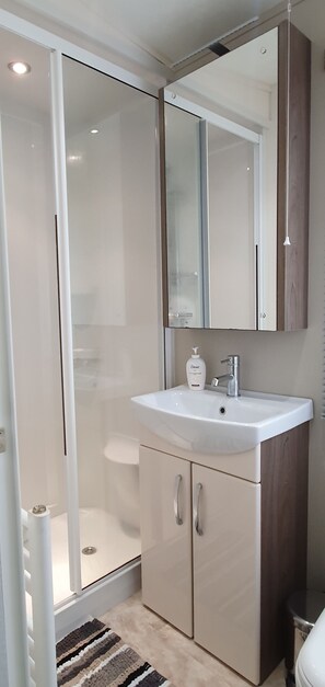 Bathroom - Home From Home Caravan in Lowestoft (Lowestoft)