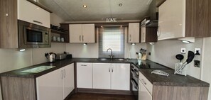 Chalet | Yksityinen keittiö | Jääkaappi, mikroaaltouuni, uuni, liesi