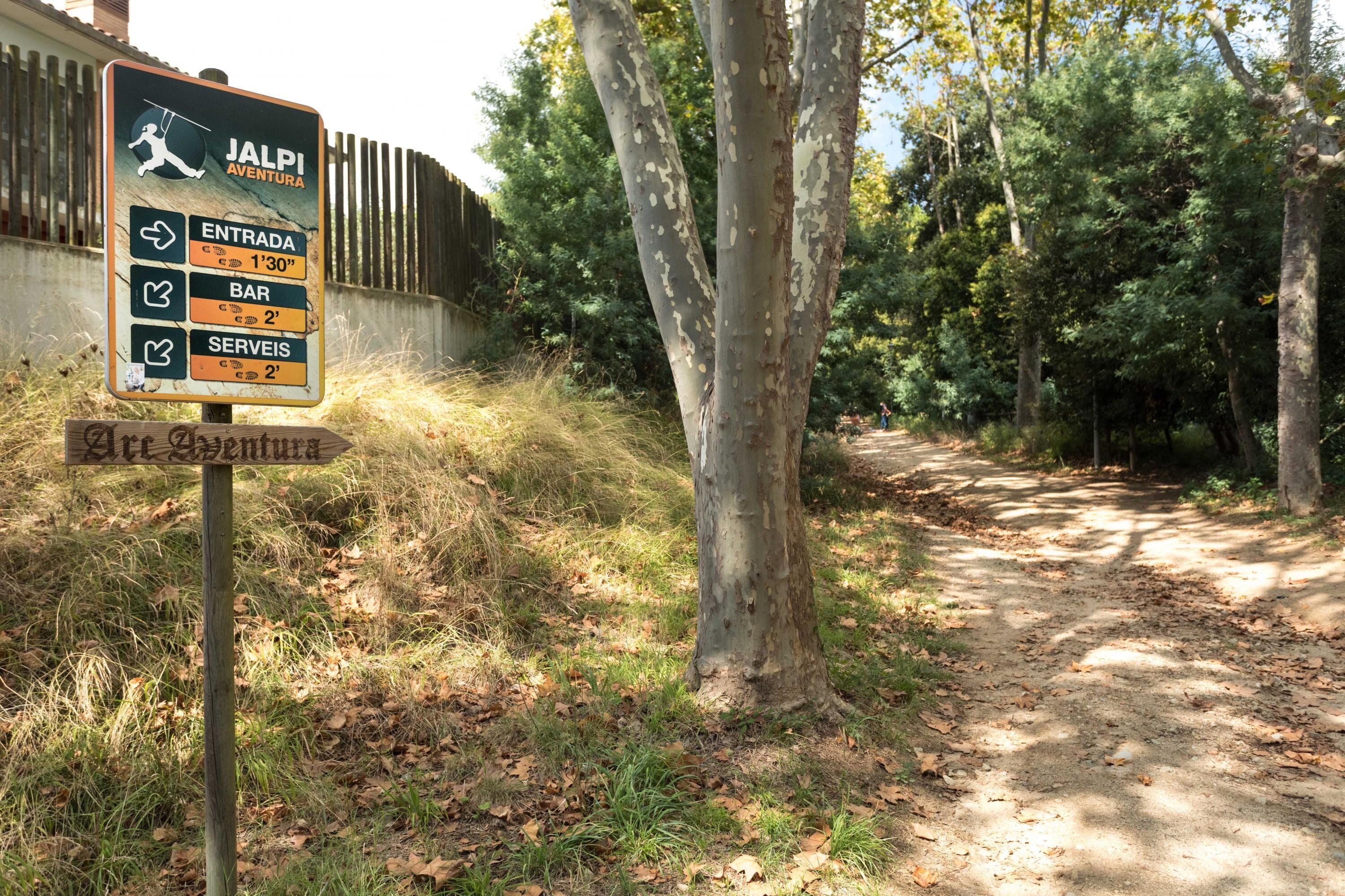 A sign for 'JALPI AVENTURA' with directions to 'ENTRADA', 'BAR', and 'SERVIÊS'.