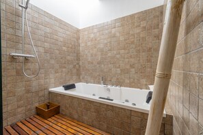 Dusche, Whirlpool, Haartrockner, Bidet