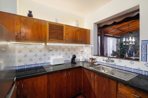 Frigorifero, microonde, piano cottura, macchina per tè/caffè
