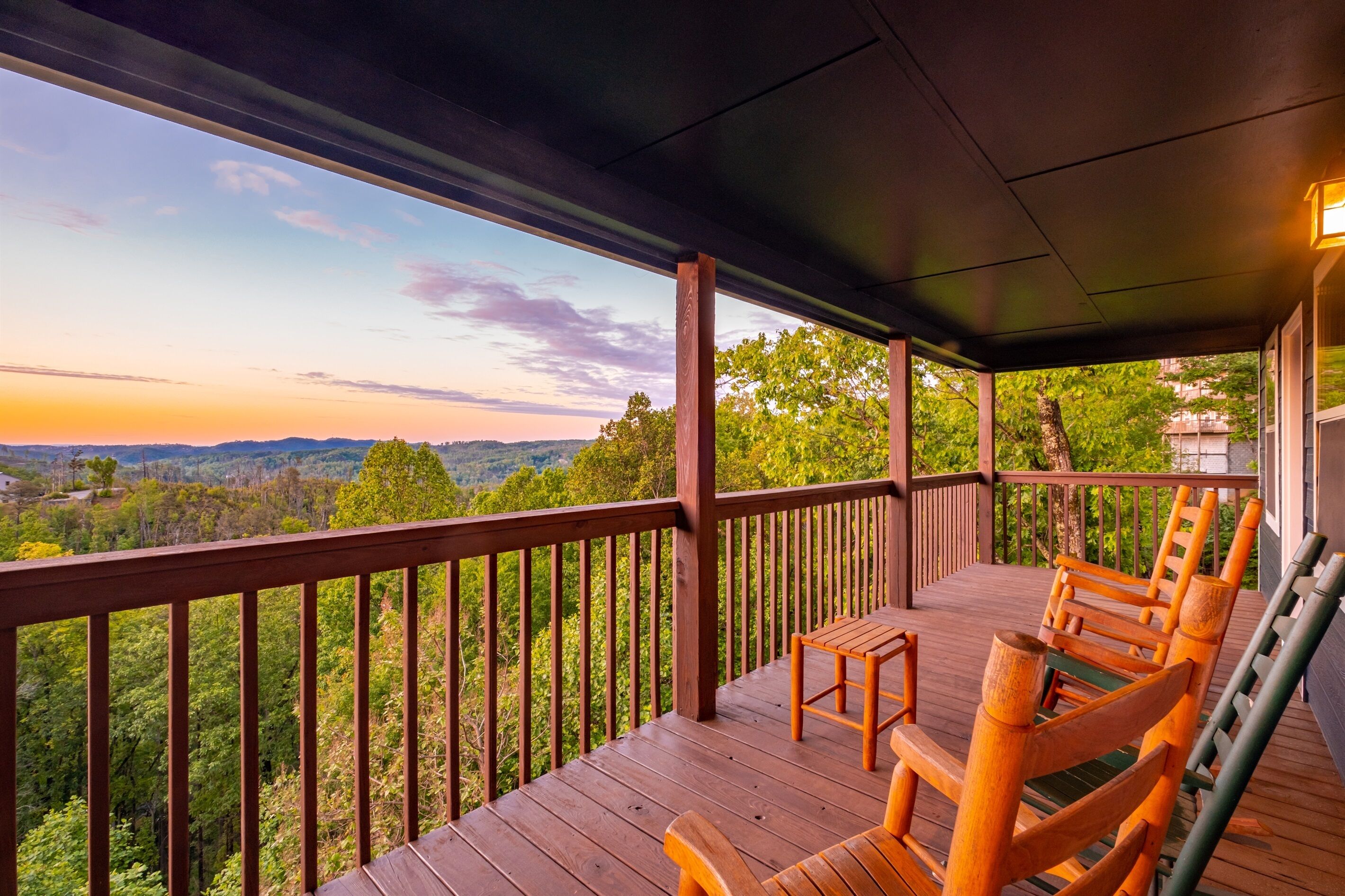 Una terraza de madera con vistas a un paisaje boscoso.