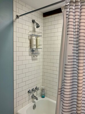Duschwanne, Handtücher, Toilettenpapier