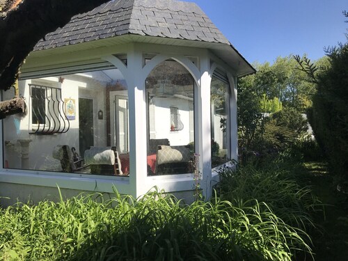 La Métrie, on one level, enclosed garden