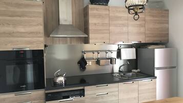 Een koelkast, een microgolfoven, een oven, een vaatwasser