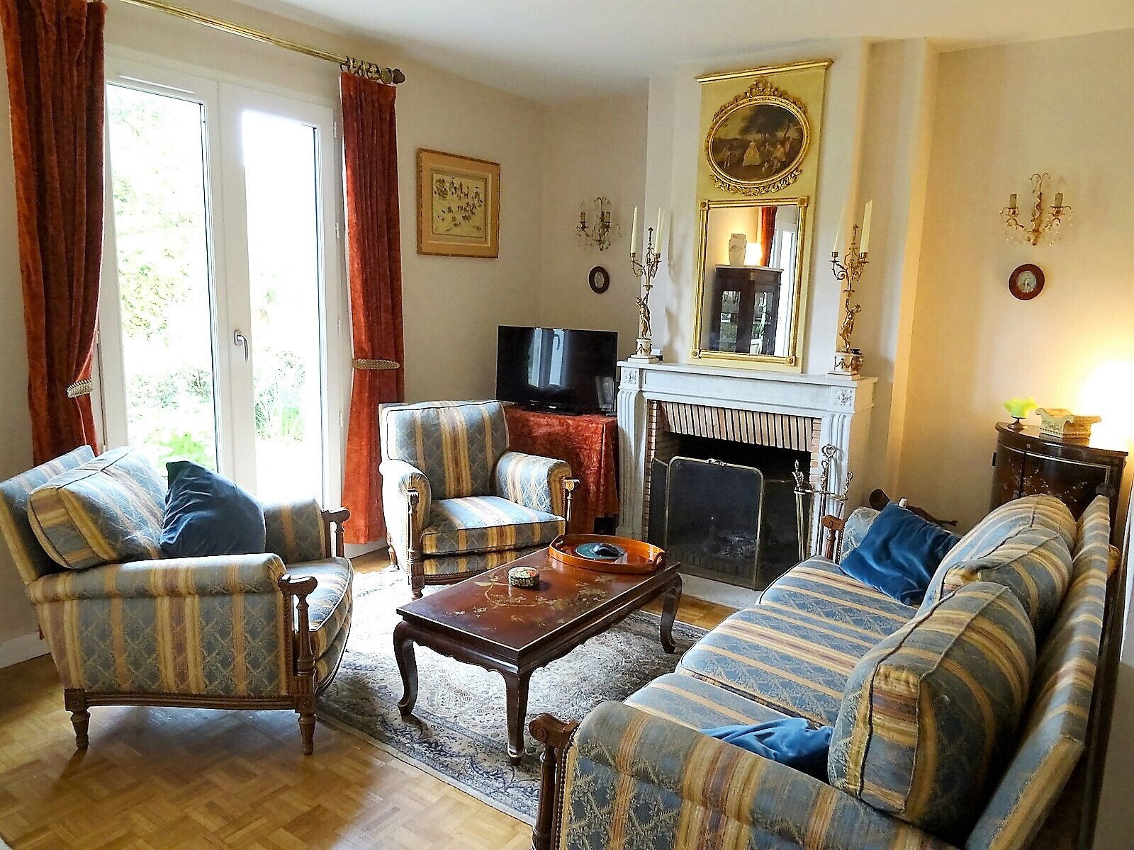 Televisie en een open haard