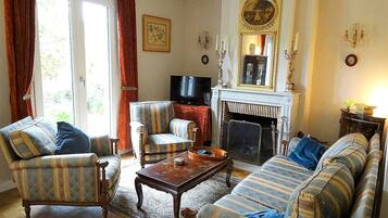 Televisie en een open haard