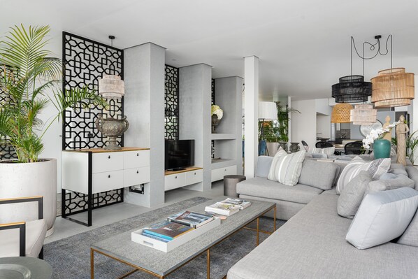 Departamento de lujo | Sala de estar | Televisión de pantalla plana de 45 pulgadas con canales por cable 