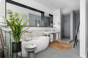 Luxury Apartment | Bathroom | Hair dryer, towels - Ocean View Drive 119B (Cape Town)