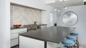 Luxury Apartment | Private kitchen | Espresso maker, full-size fridge, microwave, oven - Ocean View Drive 119B (Cape Town)