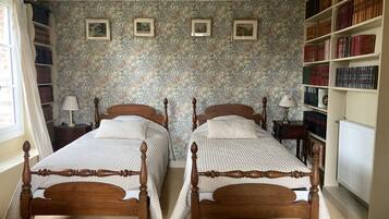 4 bedrooms, iron/ironing board, free WiFi