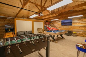 Games room - Evergreen Paradise - Hot Tub, Game Room, Pool Table, Foosball (Big Bear Lake)