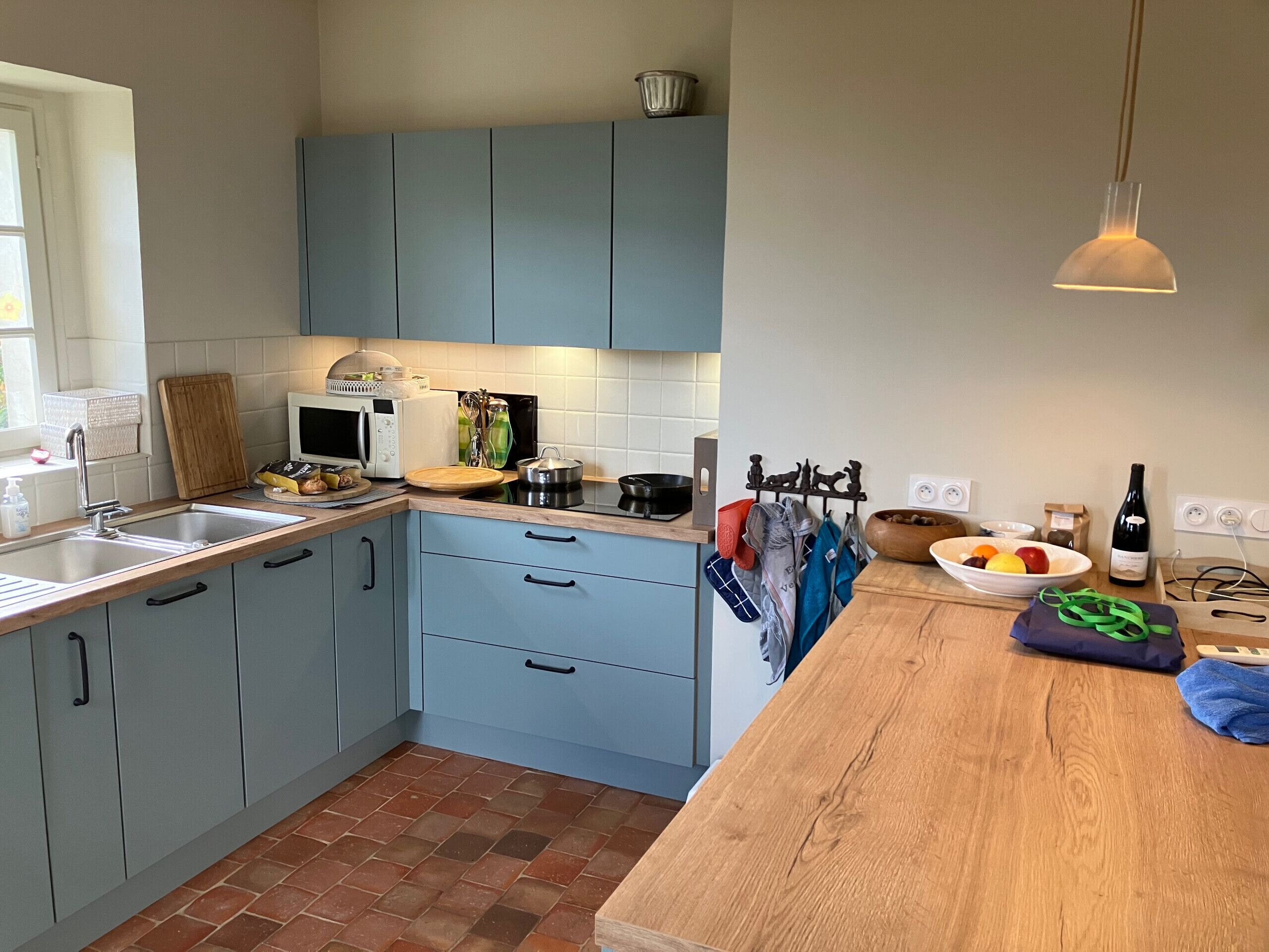 Een koelkast, een microgolfoven, een oven, een vaatwasser