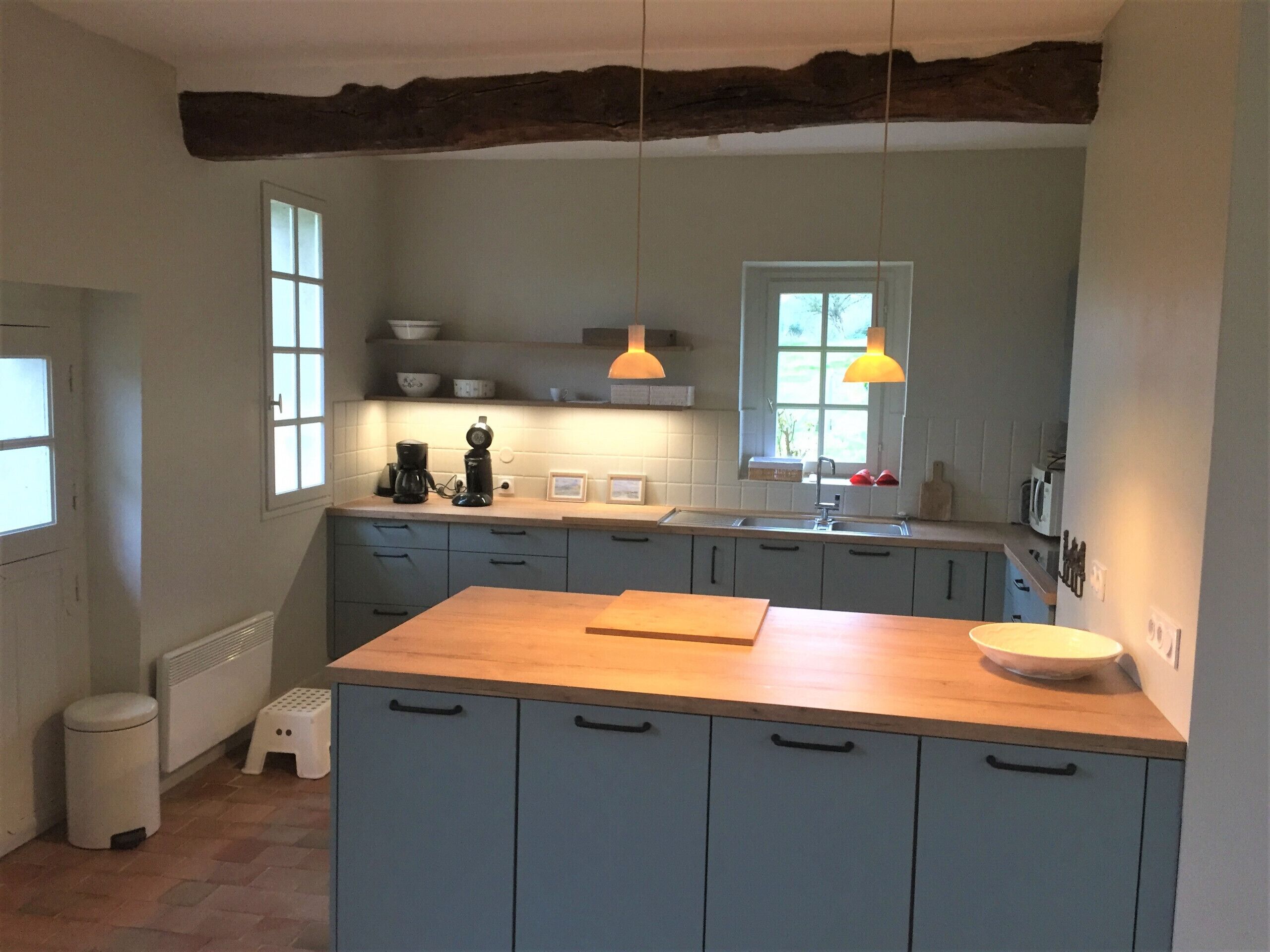 Een koelkast, een microgolfoven, een oven, een vaatwasser