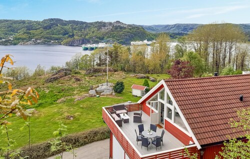 Cozy apartment in Lyngdal with WiFi