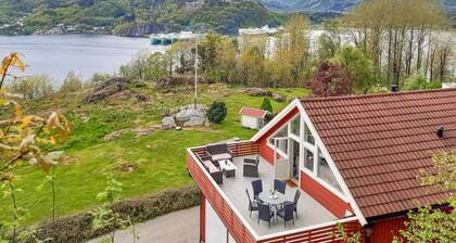 Cozy apartment in Lyngdal with WiFi