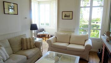 Televisie, een open haard en een dvd-speler