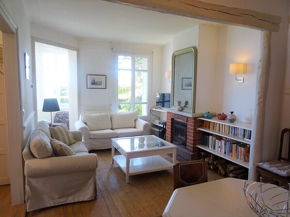 TV, fireplace, DVD player