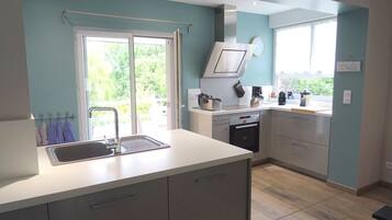 雪櫃、微波爐、焗爐、洗碗機