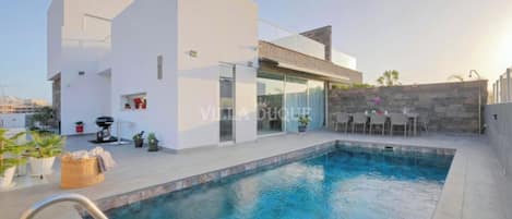 Utomhuspool och uppvärmd pool