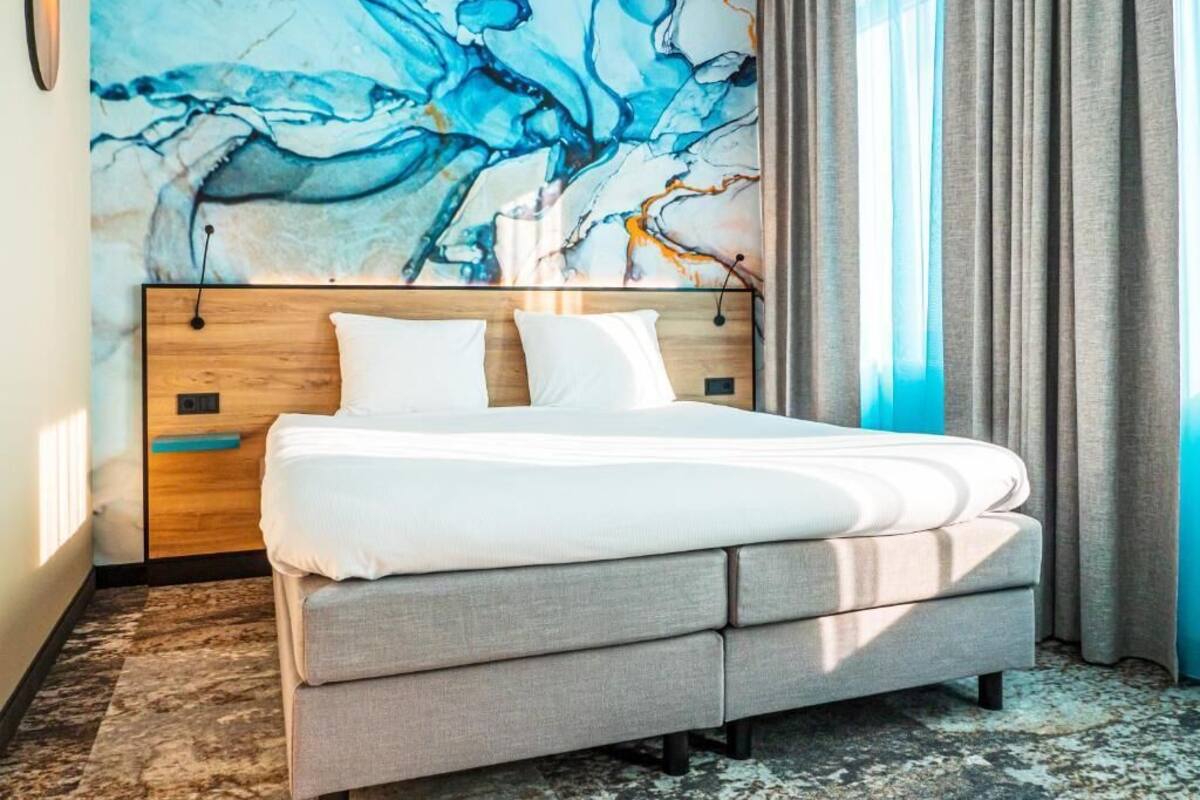 In-room safe, desk, WiFi (free), bed sheets