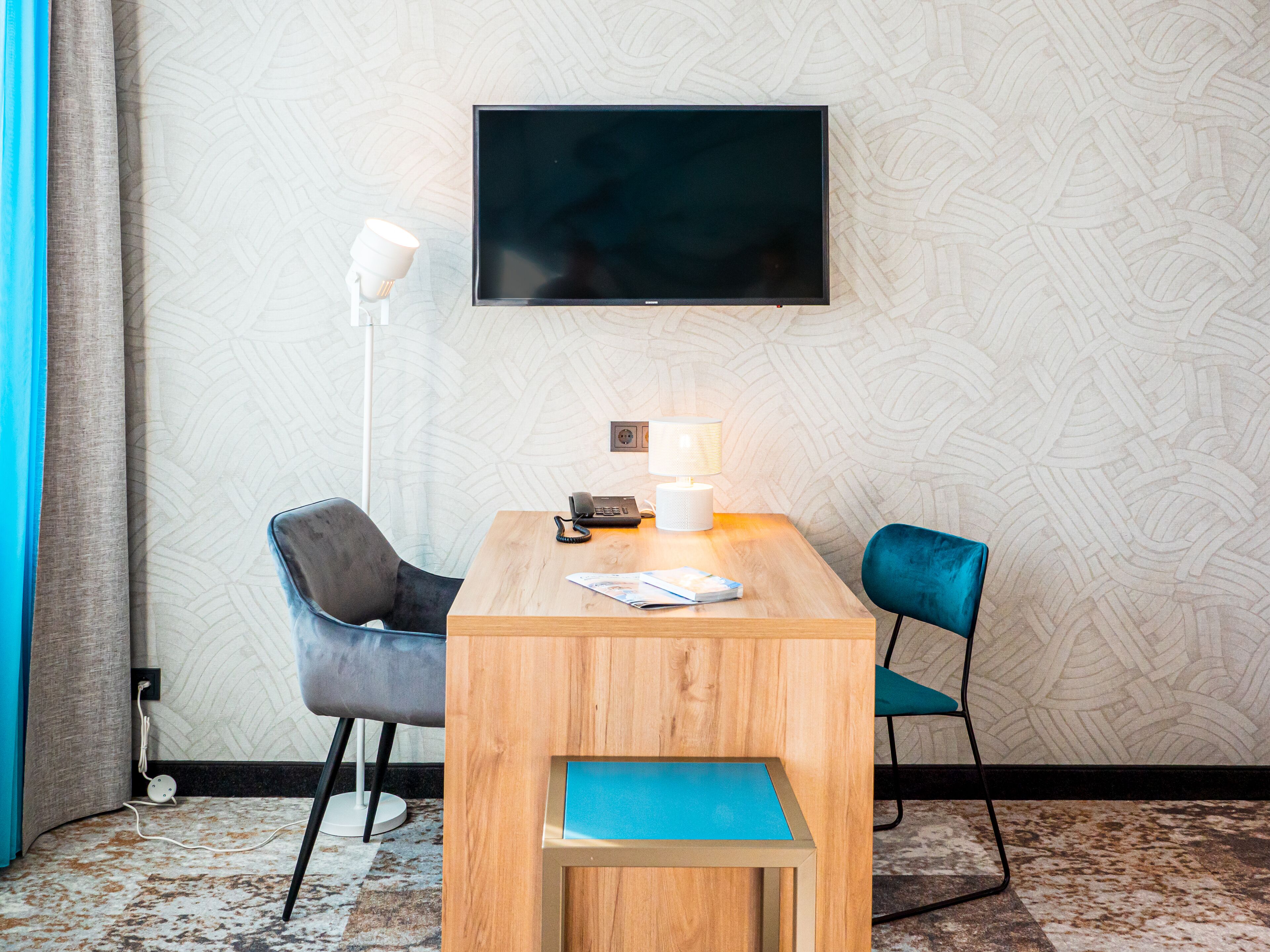 32-inch flat-screen tv with cable channels, tv