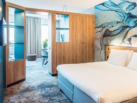 套房 | 客房内保险箱、办公桌、免费 WiFi、床单