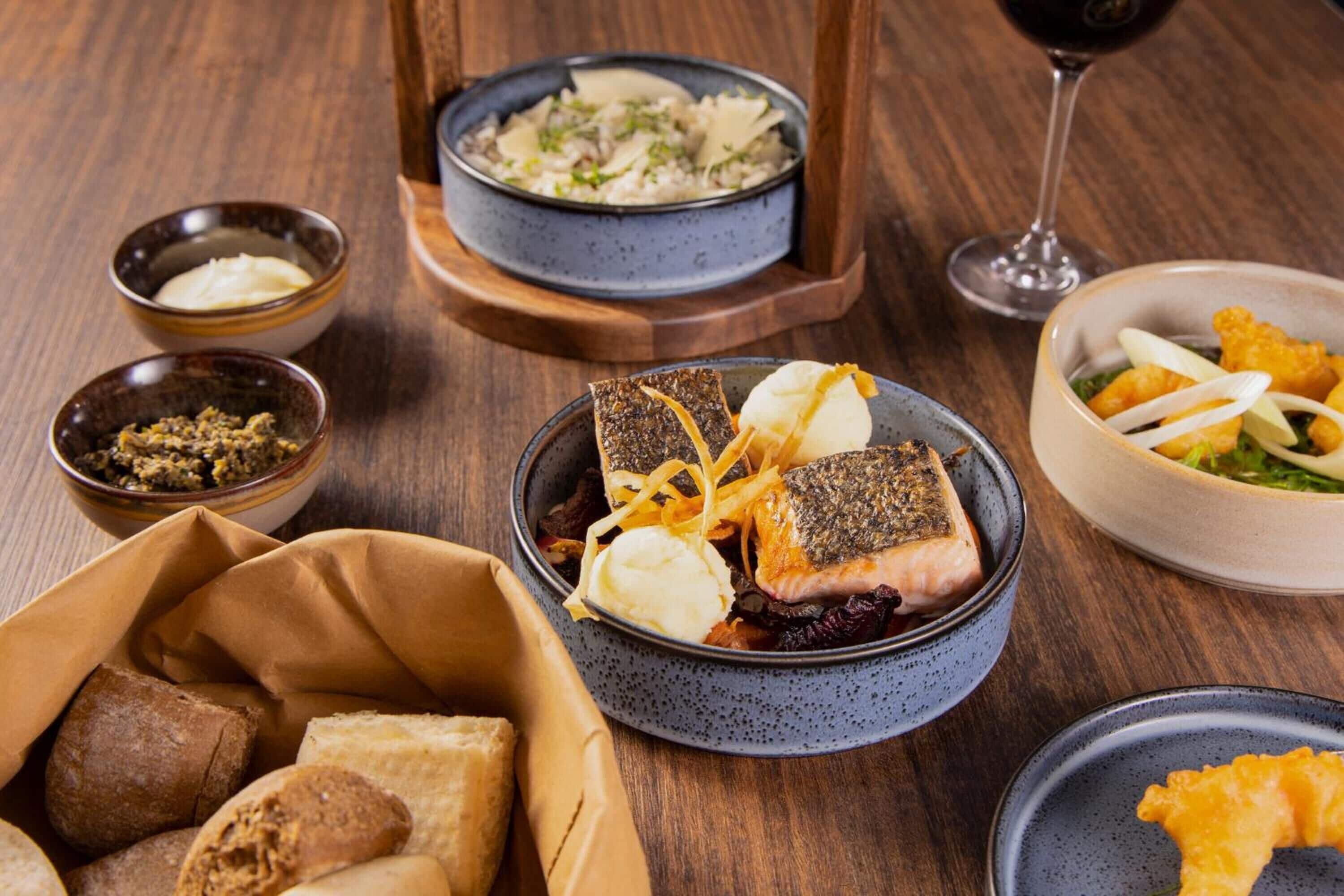 lunch and dinner served, international cuisine