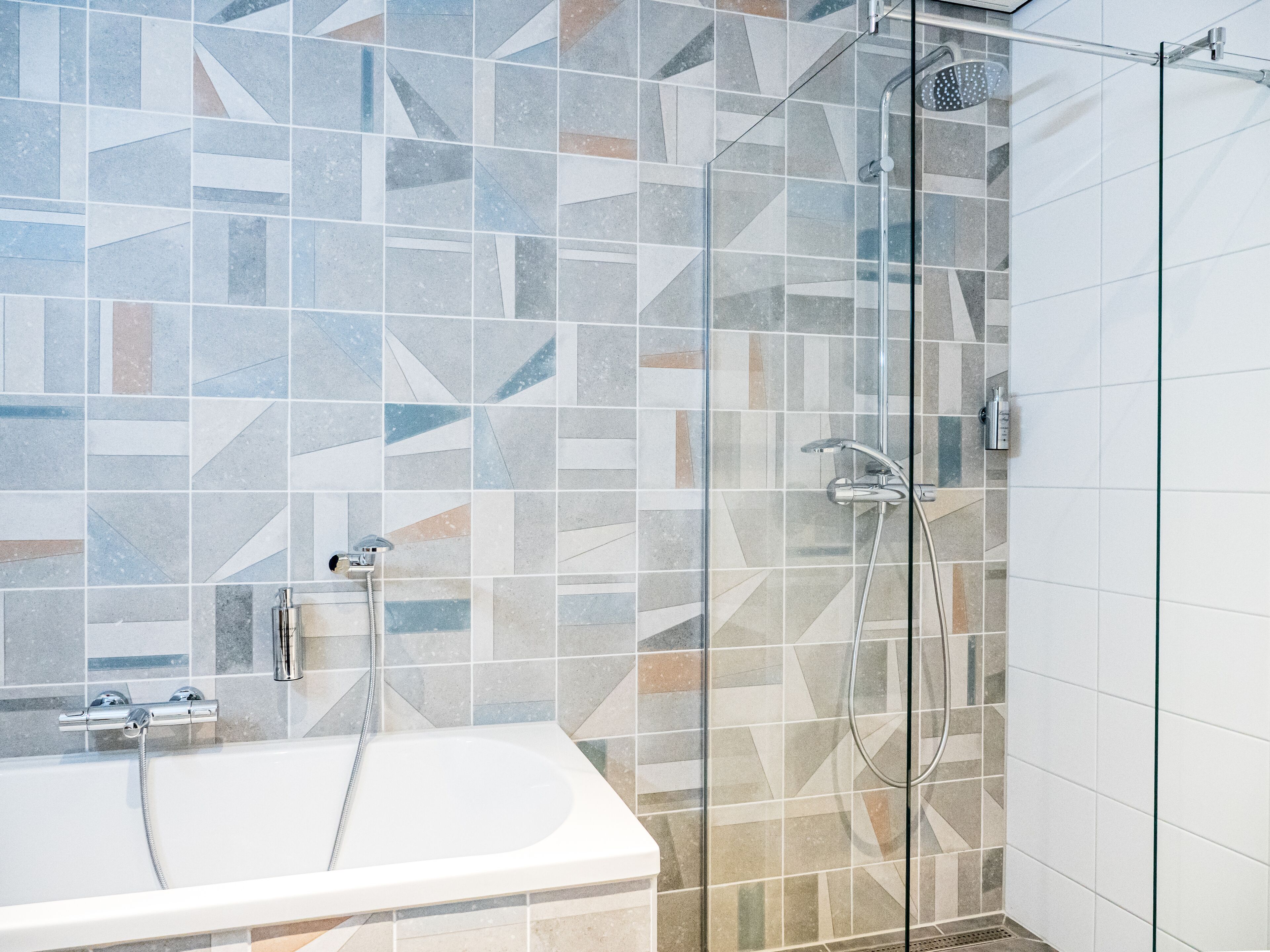 suite | bathroom | eco-friendly toiletries, towels