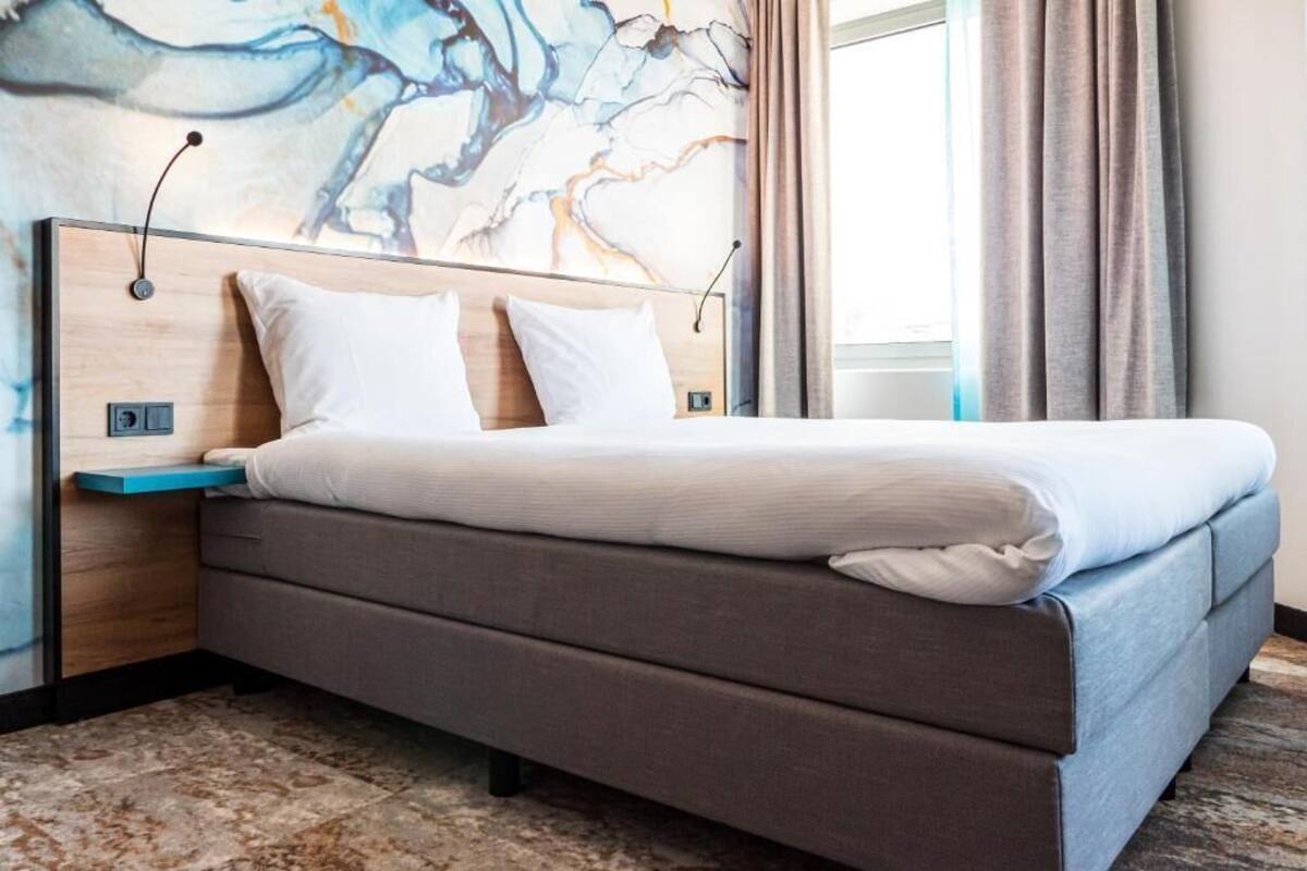 In-room safe, desk, WiFi (free), bed sheets