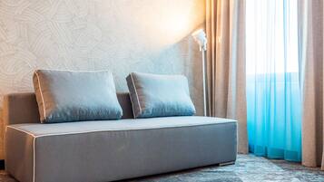 Family Room | In-room safe, desk, free WiFi, bed sheets