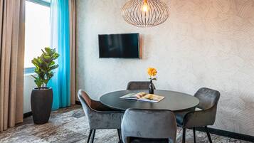 Suite | Living area | 32-inch flat-screen TV with cable channels, TV