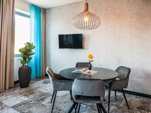 Suíte | Área de estar | TV de tela plana 32 polegadas com canais a cabo, TV