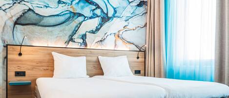 Habitación de hotel moderna con una cama grande, un cabecero de madera y un mural de mármol en la pared.