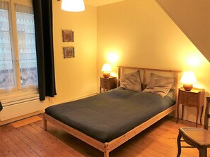 2 Schlafzimmer, Bügeleisen/Bügelbrett