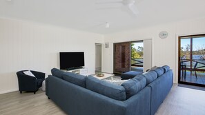TV, Netflix, streaming services, stereo - Bayview - Absolute Waterfront with Jetty - 5 Mins to Hyams Beach (Erowal Bay)