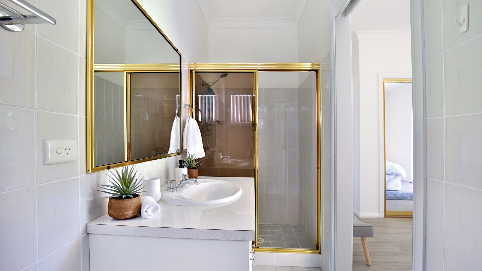 Badewanne, Haartrockner, Handtücher