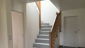A staircase with wooden railings leading to a landing. - Le Cèdre (Varengeville-sur-Mer)