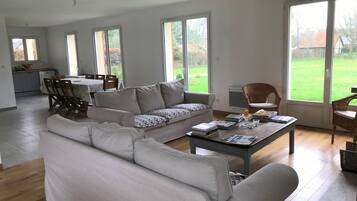 Televisie en een open haard